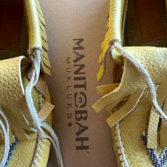 Manitoba Mukluk Mid Gatherer in tan leather with beading, size 10 women. - Picture 9 of 14